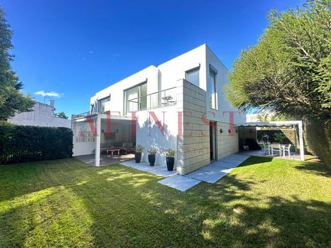 MORADIA T3 NA AROEIRA PARA ARRENDAR COM GARAGEM E BOA EXPOSIÇÃO SOLAR. Esta casa tem muito charme e tem um terreno de 200m2 onde pode ter a sua família aproveitar bons momentos em família Toda equipada com piso radiante aquecido , painéis solares, ar...