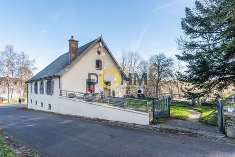 Au coeur de l'Auvergne, ensemble fond de commerce gite / chambre d'hôtes dans le massif du Cézallier en zone touristique. La maison est composée d'une agréable et confortable pièce de vie, d'une cuisine équipée ouverte et un salon avec cheminée à foy...