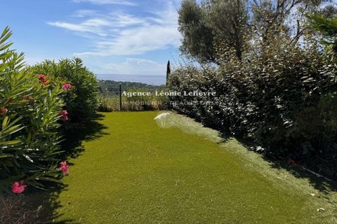 Dans une résidence prisée avec piscine et tennis, mazet traversant en duplex comprenant une entrée, une chambre cabine, un wc, un séjour avec coin cuisine ouvrant sur une terrasse prolongée par un jardinet. À l'étage se trouvent une chambre ouvrant s...