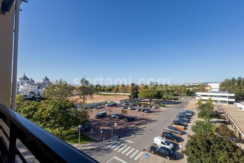 Ottima opportunità! Magnifico appartamento situato in posizione centrale a pochi passi da Vilamoura Marina e dai caffè, ristoranti, bar, supermercati centrali. Monolocale composto da soggiorno con ampia zona con angolo cottura molto pratico e funzion...