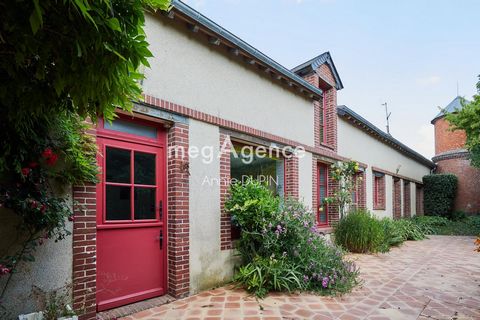 Bel ancien corps de ferme rénové à 8 mn du centre de Chartres et de SOURS pouvant accueillir une grande famille dans un environnement privilégié et calme. Un très bel hall d'entrée, salon équipé d'un poêle Godin, 5 chambres plus une en enfilade pouva...