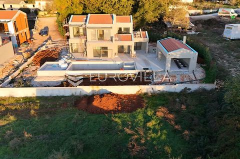 Not far from St. Lovreč, a luxury villa is for sale that offers a spectacular panoramic view, stretching from the Alps to the iconic church of St. Euphemia in Rovinj. Located on a plot of 1,140 m2, the villa is spread over two floors, with a total ne...