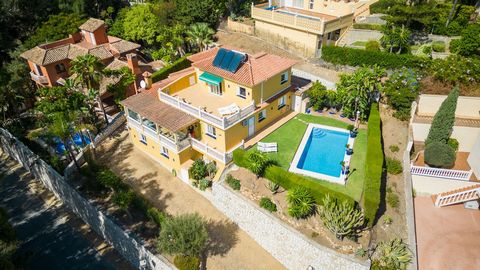 Located in Torrenueva. Detached villa located in Torrenueva and within walking distance to the beach, restaurants and shops. The villa is distributed over two floors. On the first floor the hall leads to a spacious living room with a fireplace, open ...