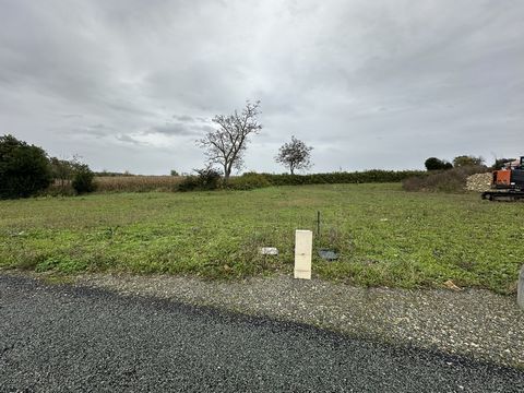 Sur la commune de LOIRE-LES-MARAIS, nous vous proposon un terrain à batir viabilisé de 593m2 dans un lottissement.