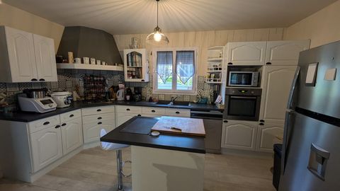 Votre Agence La Nouvelle adresse a le plaisir de vous faire découvrir cette charmante maison de plain-pied au centre bourg de SAINT-SYMPHORIEN. D'un surface habitable de plus de 128m2, elle comprend: Une entrée, une cuisine aménagée et équipée ouvert...