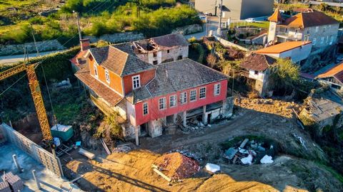 Prachtig herenhuis voor totale restauratie, gelegen in de prachtige regio Fafe, op de grens van Guimarães en Felgueiras. Met een bruto bouwoppervlakte van 879m² is deze woning ideaal voor wie op zoek is naar een ruime en elegante ruimte voor verschil...