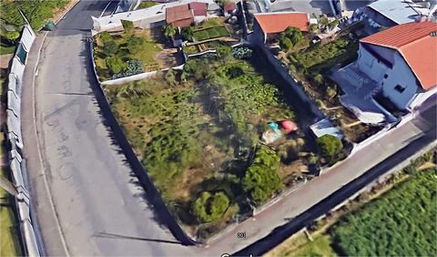 Este terreno de 402m² oferece uma excelente oportunidade para a construção de uma moradia em Crestuma, uma localidade charmosa e tranquila perto do rio Douro. Com uma localização privilegiada, está perto do centro da vila, o que facilita o acesso a v...