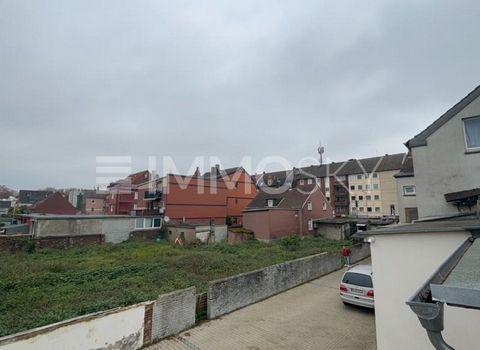 **Exklusives Grundstück mit Baugenehmigung für Mehrfamilienhaus mit 24 seniorengerechten Wohneinheiten und Gewerbeflächen** Zum Verkauf steht ein **2.100 m² großes Grundstück** mit einer bereits erteilten **Baugenehmigung** für den Bau eines **Mehrfa...