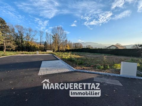 Terrain constructible viabilisé Idéalement situé dans un secteur résidentiel calme et ensoleillé de CONTAMINES SUR ARVE secteur Pouilly, ce terrain plat de 751 m² (dont 51 m² de voirie en indivision) est situé à seulement 2 minutes du centre hospital...