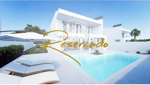 Bienvenue à Sorrisa o Sol, un projet qui offre une expérience de vie paisible et confortable en plein centre d'Algoz, près de Guia et Albufeira. Ce projet comprend 7 villas : 3 individuelles et 4 mitoyennes d'un côté. Toutes sont dotées de quatre cha...