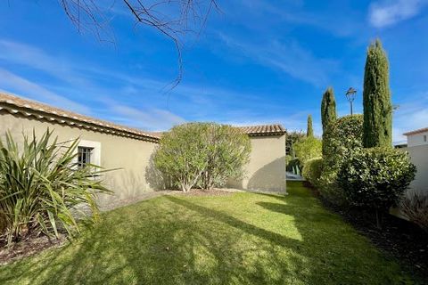 Beautiful town house located within walking distance of the center of Saint Rémy. Designed by a famous Saint Rémois architect, with a Hacienda ambiance and a central patio, this house offers spacious, contemporary volumes, all open to the outside, on...