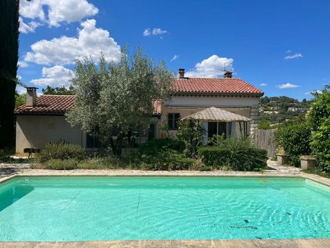 A proximité de la ville, villa traditionnelle avec terrain et piscine, comprenant au rez-de-chaussée : grand garage, une chambre ou bureau avec salle d'eau et WC, à l'étage : dégagement, séjour avec cuisine ouverte donnant accès au jardin, deux chamb...