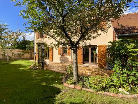 Bienvenue dans cette magnifique maison de 6 pièces, nichée dans le charmant quartier résidentiel de la rue de la Prairie à Rambouillet. Avec, un grand salon séjour triple, 4 chambres et 136 mètres carrés de surface habitable, cette propriété rénovée ...