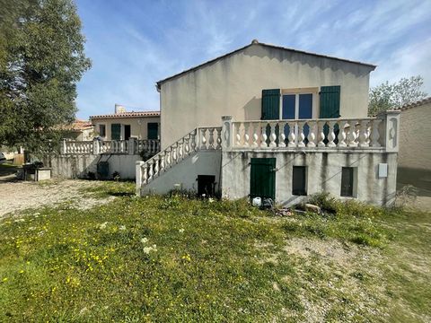 Dans un joli village au coeur du Luberon et à proximité des commerces, maison de plain-pied d'une superficie habitable d'environ 148m² sur un terrain clos et arboré de 2000m² avec un studio indépendant et un garages. Cette villa est agencée de la faç...