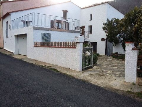 LAS ILLAS A 20 mn de L'ESPAGNE, venez découvrir cette charmante maison très bien entretenue en 3 faces de 110m² sur un terrain de 289m² dans un petit village au calme dans un un cadre verdoyant. Elle se compose au rdc d'une pièce à vivre avec sa chem...