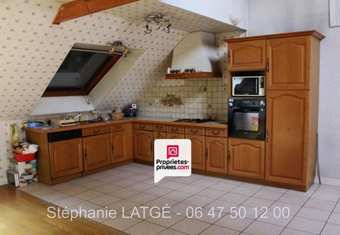 In Bort-Les-Orgues (19), in the city center, Stéphanie LATGÉ, offers you this building from 1876, to be refreshed, with a living area of approximately 186 m2. Stone construction, city gas heating, Spanish slate roof redone about 10 YEARS ago. Absolut...