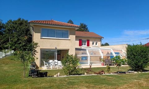 A moins de 20 min de Mâcon, sur la commune de Bâgé la Ville, cette belle maison sur sous-sol, bien entretenue et lumineuse, se compose d'une grande pièce de vie avec cuisine équipée munie d'un îlot central, d'un salon avec cheminée et d'une véranda c...