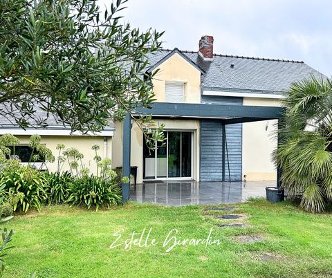 Découvrez cette charmante maison familiale située dans le village prisé de La Gouachère à Carquefou. Offrant le calme de la campagne tout en étant à quelques minutes du bourg, cette propriété de 143m² habitables propose une véritable vie de plain-pie...