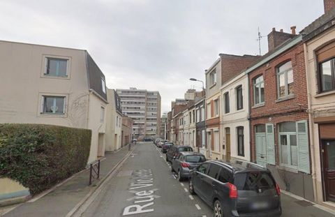 À proximité de la rue d'Isly (près du CHR), je vous propose une place de parking située en sous-sol dans une résidence sécurisée. A cet emplacement, vous bénéficierez de commodités qui faciliteront vos déplacements quotidiens sur Lille ou vers le CHR...