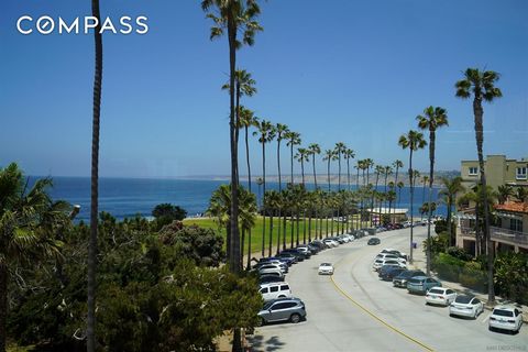 Ervaar een adembenemend panoramisch uitzicht op de oceaan en de zonsondergang dat zich uitstrekt tot aan de kust vanuit dit onlangs gerenoveerde appartement. Deze accommodatie ligt direct tegenover La Jolla Cove en biedt onovertroffen toegang tot het...