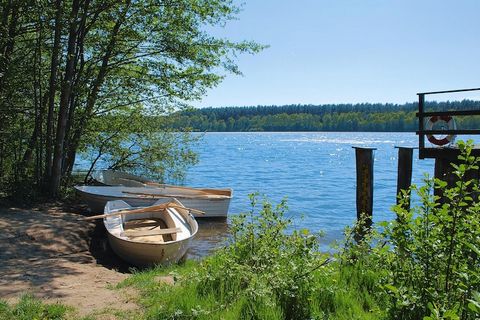 Village de vacances moderne situé dans un endroit isolé et non perturbé, directement au bord du lac de Drewitz, l'un des lacs les plus clairs de la région des lacs du Mecklembourg. Les maisons de vacances offrent une ambiance fraîche et un confort mo...