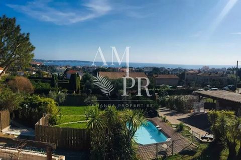 Amanda Properties offers you this property of two houses Plus a house of 30 m2 a plot of 1750 m2 with swimming pool The sea view set Main house entrance living room fireplace living room kitchen two bedrooms bathroom shower room separate toilet large...