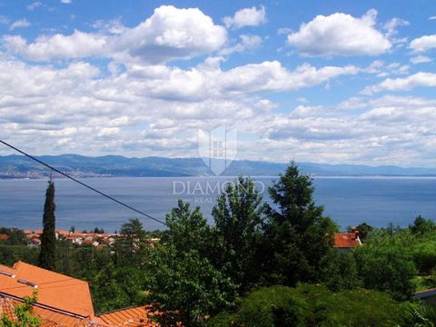 Location: Primorsko-goranska županija, Lovran, Lovran. Lovran, autochthones Haus mit freiem Blick auf das Meer. Ein schönes autochthones Steinhaus liegt nur wenige Autominuten von der Stadt Lovran entfernt. Das Anwesen besteht aus 8 Wohnungen. Alle A...