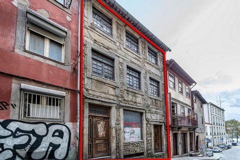 We present a rare investment opportunity in the heart of Baixa do Porto, on the iconic Rua do Comércio do Porto, 50 meters from the Douro River and Ribeira. This vacant property of 245 m² but with a plan to increase to 289m2, distributed over ground ...