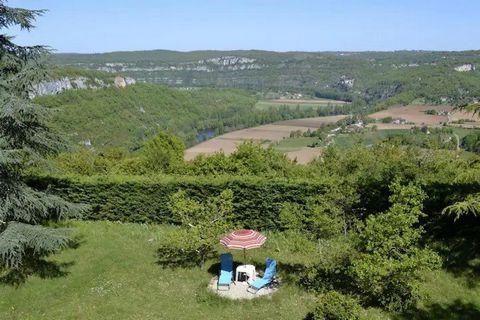 Vue dominante sur la vallée du Lot, à 10 minutes du très beau et dynamique village de Cajarc. Au milieu des arbres, venez vous ressourcer dans un cadre unique, où la beauté naturelle et la tranquillité d'un grand terrain clos vous séduira à coup sûr....