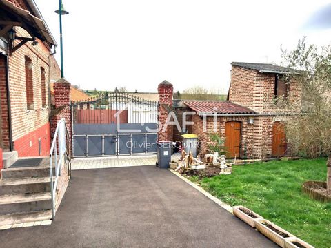 Situé à Fonsomme cette charmante maison bénéficie d'un environnement rural paisible, idéal pour les amoureux de la campagne. Proche des commodités, elle offre un cadre de vie agréable, avec ses 907 m² de terrain comprenant une terrasse pour profiter ...