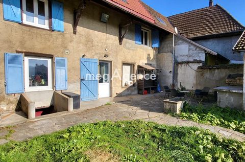 Barbara GILLES megAgence vous propose cette charmante maison de village idéalement située à Aoste avec toutes les commodités à proximité, profitez des commerces, des écoles, et de l’accès rapide à l’A43. Cette maison à rafraichir est composée au rez-...