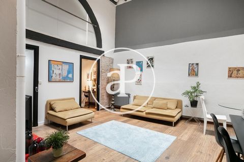 GRANDE OPPORTUNITÉ DE VENTE DANS UNE RUE CALME DE LA VIEILLE VILLE DE BARCELONE Propriété loft de 135 m² plus une mezzanine de 24 m², pour un total de 159 m2 plus un patio d’environ 6 m2, située au rez-de-chaussée d’un immeuble royal dans le quartier...