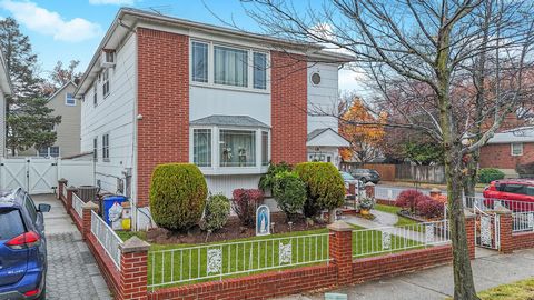 2 Family 6 over 6 detached home in Westerleigh Staten Island Features: - Air Conditioning - Terrace