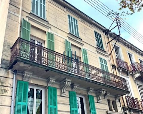 Imaginez-vous au cœur de Draguignan, dans un quartier où chaque rue et chaque façade racontent une histoire. En poussant les portes d’un bel immeuble haussmannien, vous vous apprêtez à découvrir un duplex niché au dernier étage, un véritable cocon su...