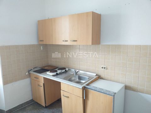 Location: Istarska županija, Pula, Kaštanjer. Vicino al centro di Pola, in una delle zone più attraenti della città, si trova questo affascinante appartamento di 46,80 m² al secondo piano di un edificio residenziale con un totale di due piani. L'appa...