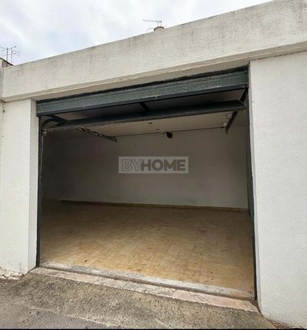 Garage for Sale Prime Location! Located on Avenida Aníbal Firmino da Silva, just 5 minutes from Carcavelos station and 8 minutes from the A5, this garage offers convenience and easy access. With an area of 22.0500 m², the space is large and functiona...