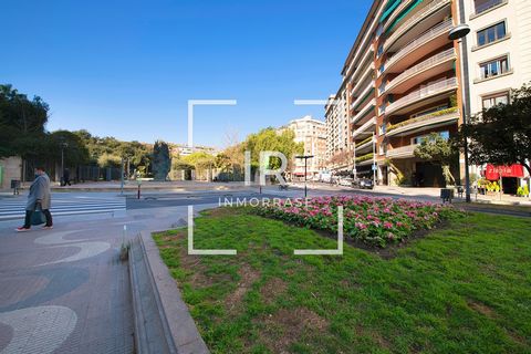 Prachtig exclusief pand in Turó Park met parkeerplaats. We presenteren deze woning met een sobere en elegante hal die fungeert als distributeur van het huis. Rechts daarvan hebben we het nachtgedeelte met twee grote slaapkamers met en-suite badkamers...