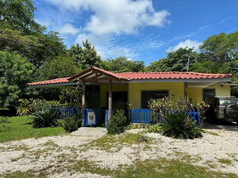 This beautiful villa is located in the typical Costa Rican town of Cartagena and has a construction of 175 m² with 4 bedrooms, 4 bathrooms, living room, dining room, kitchen, a large ranch, terrace and a 50 m² pool. The spacious and flat lot offers a...