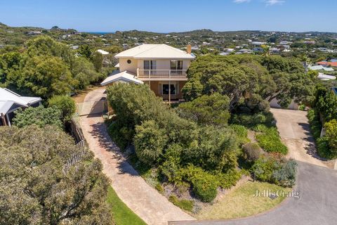 Quietly positioned in a desirable cul-de-sac setting, a short amble from Tideways beach and the Sorrento Sailing Club, is this dual level, seaside retreat boasting breathtaking, panoramic views from almost every room. Encircled by rolling green dunes...