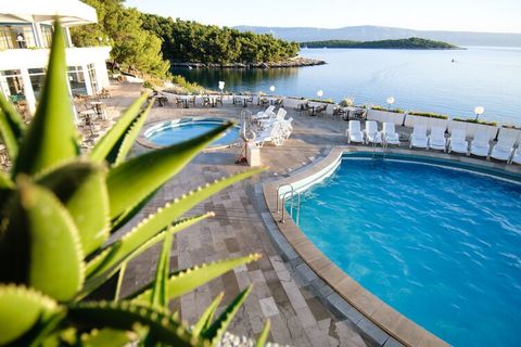 Direttamente sul mare, nel mezzo di una pineta ombrosa. Il resort è composto da un edificio principale con reception e 24 padiglioni a due piani in dolce pendenza, distribuiti sull'intero complesso a ridosso della spiaggia. Gli appartamenti di lusso ...