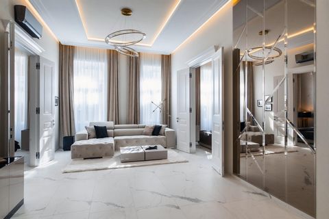 Situado en el animado distrito 6 de Budapest, a pocos pasos del Teatro Operetta, este apartamento de 2 dormitorios de alta gama totalmente renovado ofrece la combinación perfecta de elegancia moderna y encanto histórico. La espaciosa planta de 100 m²...