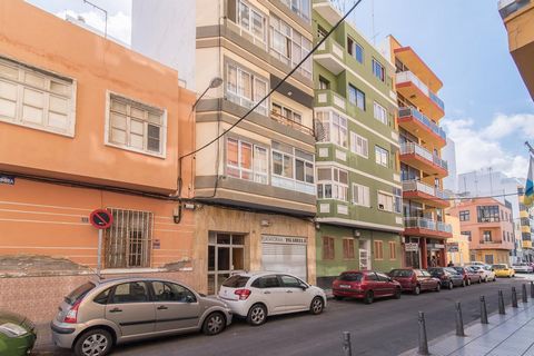 Best House biedt u een appartement op slechts enkele meters van het beste stadsstrand van Spanje: Las Canteras. Het bevindt zich op de vierde verdieping met lift. Het is een licht appartement met een woonkamer en een aparte slaapkamer. Een functionel...