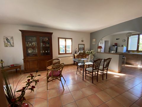 Belle villa de 96 m2 dans un quartier prisé de Seilh. De plain pied elle se compose d'une entrée, d'une lumineuse pièce de vie double exposée avec cuisine ouverte entièrement aménagée et équipée, d'un cellier, d'une salle de bain, d'un WC séparé et d...