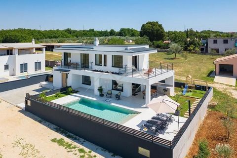 Fažana, Umgebung - Luxusvilla mit Pool in der Nähe des Meeres und des Stadtzentrums mit freiem Blick auf das Meer und Brijuni! Zum Verkauf steht diese modern ausgestattete und möblierte Villa mit Swimmingpool mit einer Gesamtnettowohnfläche von 136 m...