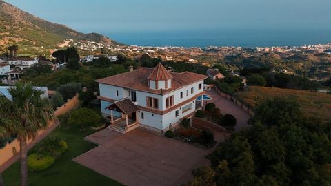 Exclusive villa with tourist license in Mijas Pueblo with spectacular panoramic views of the sea and the coast of Fuengirola. This magnificent property stands out for its privileged location, with excellent access and just a three-minute drive from t...