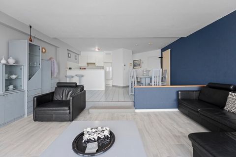 Bienvenue dans ce superbe appartement situé au neuvième étage de la résidence Seasight, où le confort et les vues à couper le souffle s'allient pour créer un lieu idéal pour se détendre sur la côte. En entrant, vous êtes accueilli dans un salon spaci...