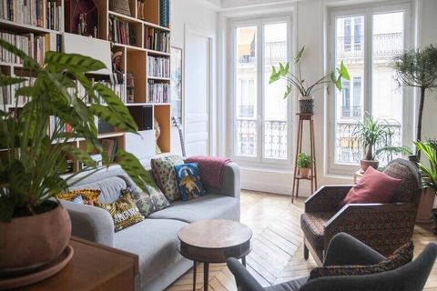 Magnifique logement de 80 mètres carrés situé dans le 10ème arrondissement de Paris. Array Vous tomberez sous le charme de cet appartement typiquement Parisien fraîchement rénové. Situé au 4ème étage sans ascenseur, traversant, il est baigné de lumiè...