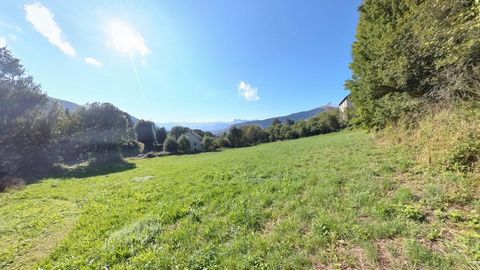 Situé au cœur de la charmante commune de La Motte-d'Aveillans (38770) proche de La Mure à une altitude idéale de 872 m pour échapper aux rigueurs de l'été, ce terrain de 880 m² offre un cadre de vie paisible et authentique. Niché dans un environnemen...