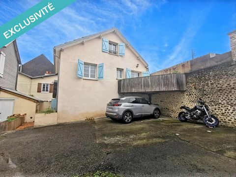 Cet appartement ressemblant fortement à une maison et situé dans le quartier du XIV Juillet à Pau, en retrait d'une rue calme, bénéficie d'une localisation idéale à proximité du centre-ville et de toutes les commodités. Il se distingue par son allure...