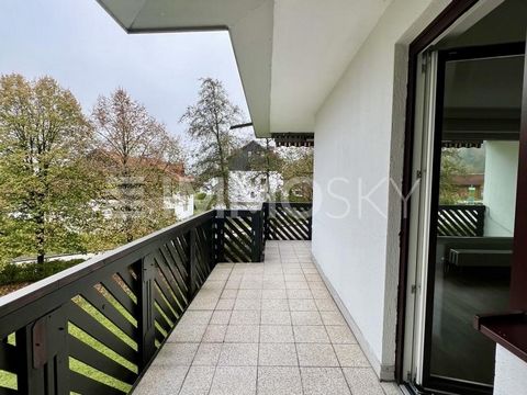 Charmoso apartamento de 3 quartos com excelentes vistas do Lago Traunsee e Traunstein Esta casa encantadora oferece a você e seus entes queridos o seguinte layout de quarto bem-sucedido: 1 sala de estar e jantar com acesso direto à varanda de 19m² qu...